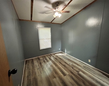403 W Worsham Street - Photo Thumbnail 2