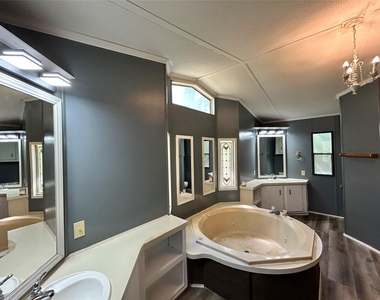 403 W Worsham Street - Photo Thumbnail 3