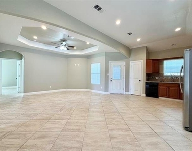 2855 Amber Avenue - Photo Thumbnail 4