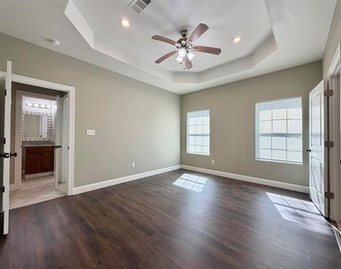 2855 Amber Avenue - Photo Thumbnail 7