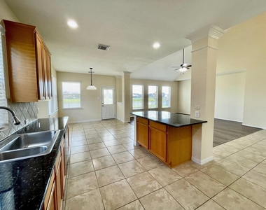823 Aqua Vista - Photo Thumbnail 15