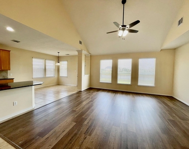 823 Aqua Vista - Photo Thumbnail 6