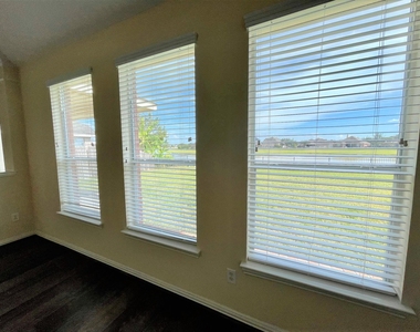 823 Aqua Vista - Photo Thumbnail 10