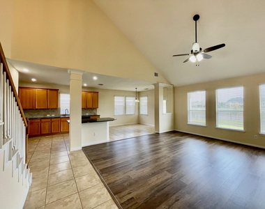 823 Aqua Vista - Photo Thumbnail 11