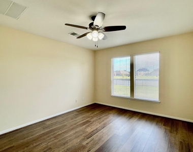 823 Aqua Vista - Photo Thumbnail 18