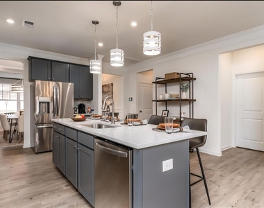 6118 Royal Palm Drive - Photo Thumbnail 5
