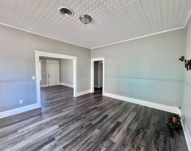 1211 W 2nd Street - Photo Thumbnail 6