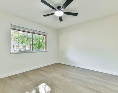 1918 Huntress Lane - Photo Thumbnail 18