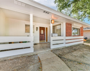 1918 Huntress Lane - Photo Thumbnail 1