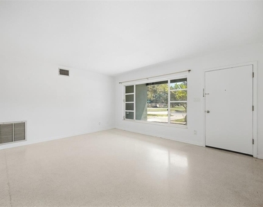 314 Deer Park Avenue - Photo Thumbnail 4