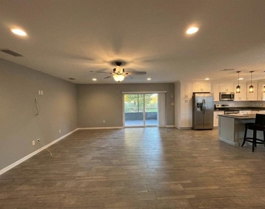206 Van Lakes Boulevard - Photo Thumbnail 7