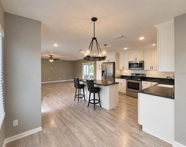 206 Van Lakes Boulevard - Photo Thumbnail 4