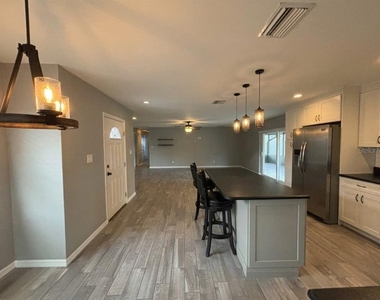 206 Van Lakes Boulevard - Photo Thumbnail 5