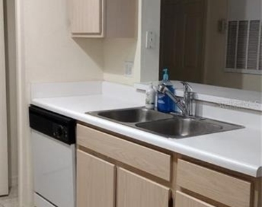 5459 Vineland Road - Photo Thumbnail 2