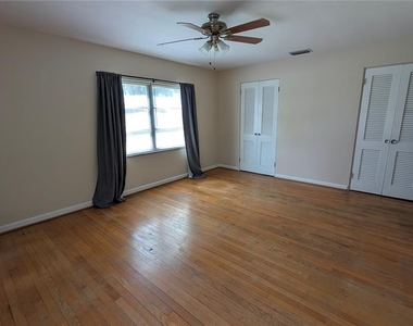 2469 Broadvue Avenue - Photo Thumbnail 16