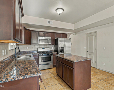 14308 Woods Point Avenue - Photo Thumbnail 23