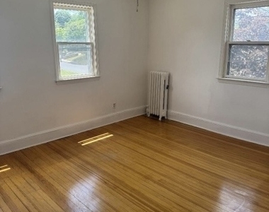 109 Allen St - Photo Thumbnail 6