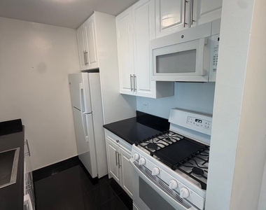 East 71st Street - Photo Thumbnail 4