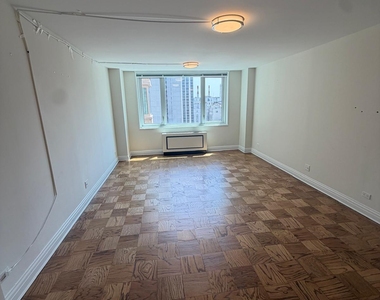 East 71st Street - Photo Thumbnail 5