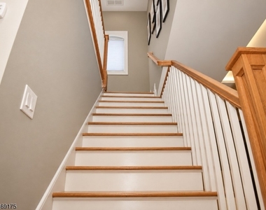 1048 Kensington Ter - Photo Thumbnail 4