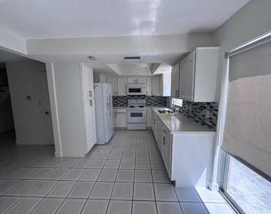 7918 Kimberly Boulevard - Photo Thumbnail 4