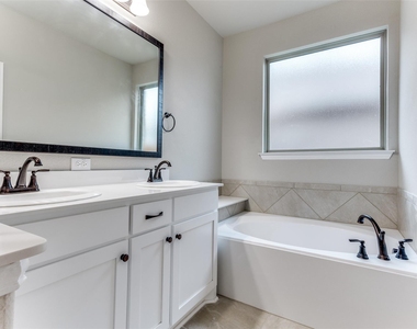 506 Weston Street - Photo Thumbnail 7