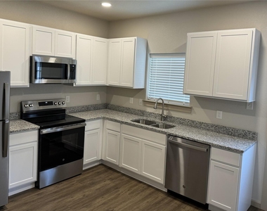 207 W Cloud Street - Photo Thumbnail 3