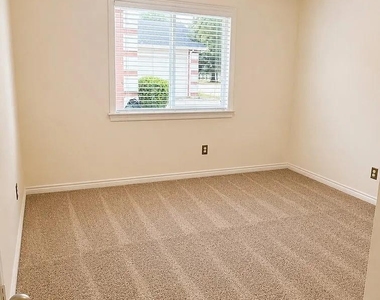 1207 Fox Trail Drive - Photo Thumbnail 10