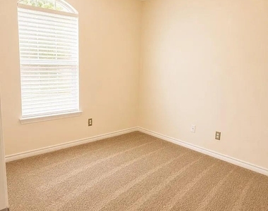 1207 Fox Trail Drive - Photo Thumbnail 11