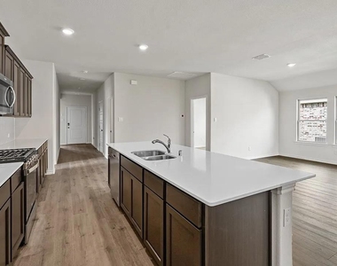 2067 Hearn Drive - Photo Thumbnail 5
