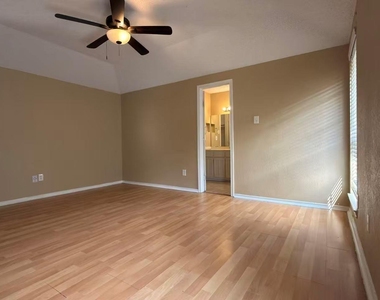 7213 Colgate Lane - Photo Thumbnail 9