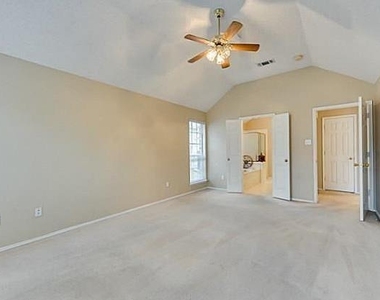214 E Lynn Creek Drive E - Photo Thumbnail 8
