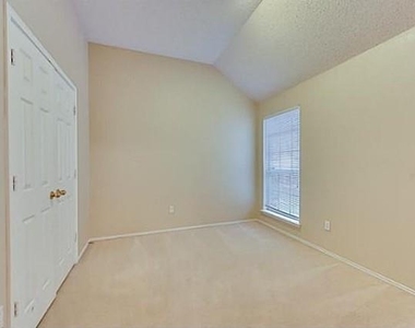 214 E Lynn Creek Drive E - Photo Thumbnail 6