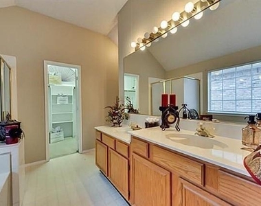 214 E Lynn Creek Drive E - Photo Thumbnail 5