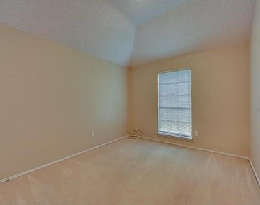 214 E Lynn Creek Drive E - Photo Thumbnail 7