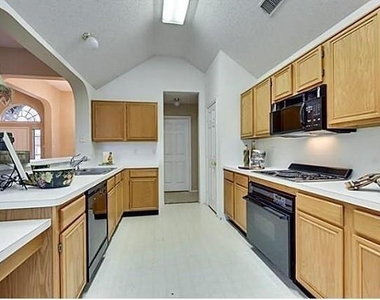 214 E Lynn Creek Drive E - Photo Thumbnail 3