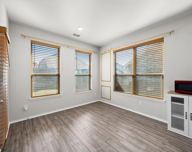 312 Crescent Avenue - Photo Thumbnail 6