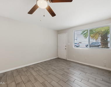 1229 E Mountain View Road - Photo Thumbnail 3