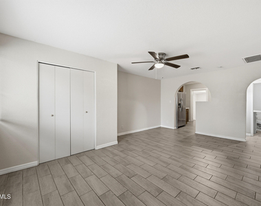 1229 E Mountain View Road - Photo Thumbnail 2