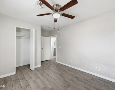 1229 E Mountain View Road - Photo Thumbnail 16