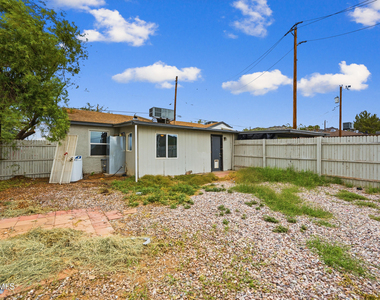 1229 E Mountain View Road - Photo Thumbnail 4