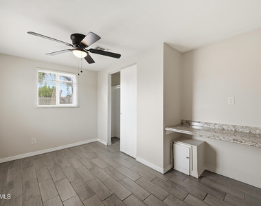 1229 E Mountain View Road - Photo Thumbnail 18