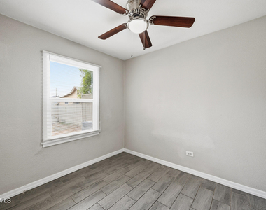 1229 E Mountain View Road - Photo Thumbnail 17