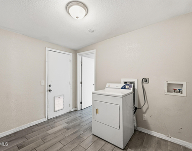 1229 E Mountain View Road - Photo Thumbnail 7