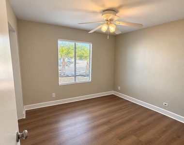 301 W Rosal Place - Photo Thumbnail 8