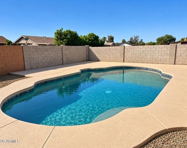 301 W Rosal Place - Photo Thumbnail 9