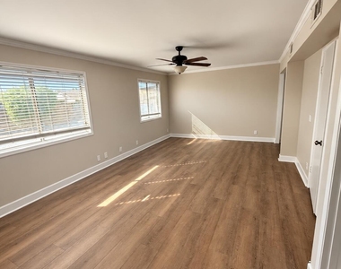 301 W Rosal Place - Photo Thumbnail 5