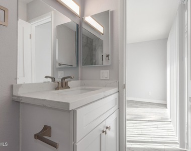 4302 N 80th Lane - Photo Thumbnail 5