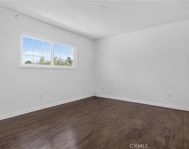 18731 Dylan Street - Photo Thumbnail 25
