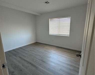 37233 Newbury - Photo Thumbnail 12